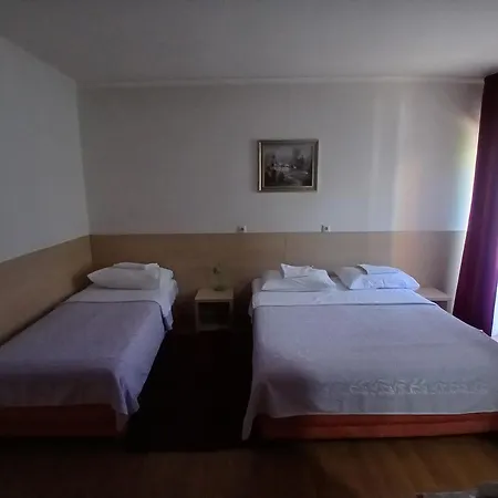 Viv فندق تريبينيي